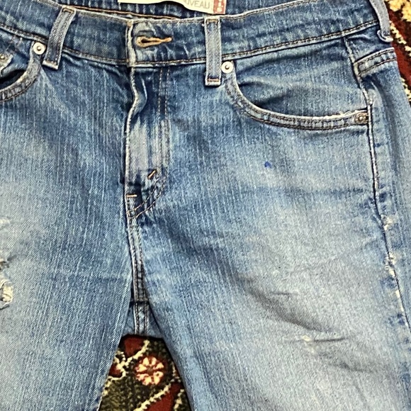 Levi’s 90s inspired red tab distressed Jean cutoff shorts. 7” inseam. Sz 6 - Picture 10 of 11